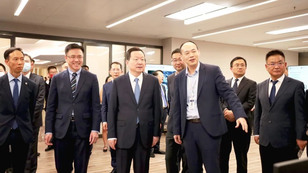 孙东局长陪同周乃翔省长一行赴中科院香港院AIR中心参观