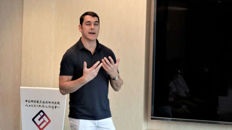 BRAINLAB创始人兼CEO Stefan先生访问中科院香港院AIR中心