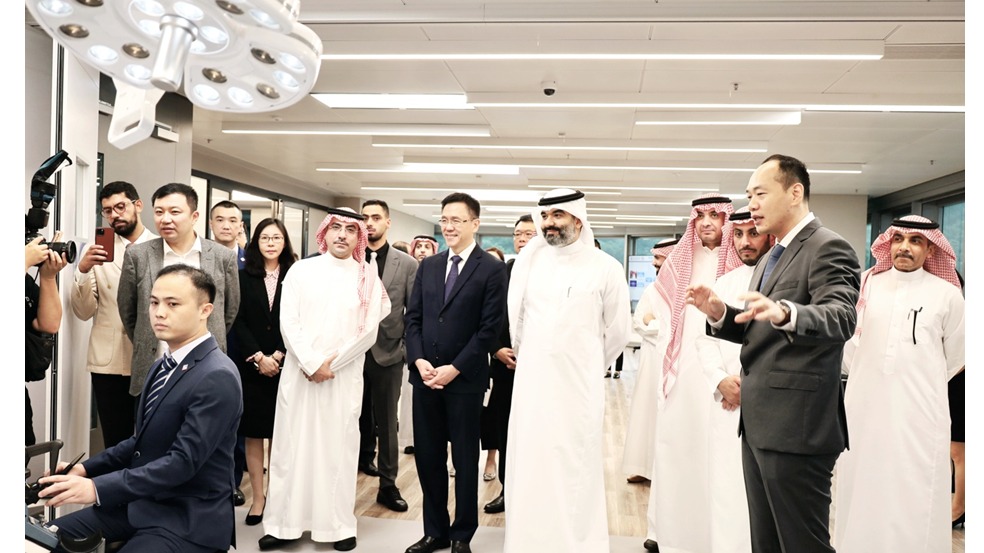 沙特通信与信息技术大臣阿卜杜拉•苏瓦哈一行赴中科院香港院AIR中心参观
