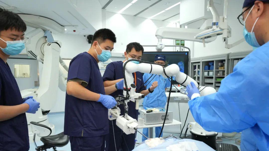 MicroNeuro柔性机器人获邀参展MRC国际研讨会并成功完成脑手术实验