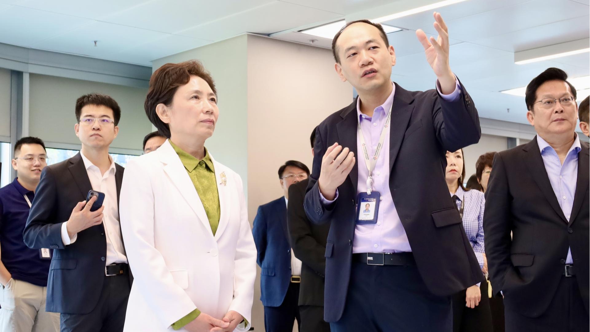 山东省委副书记王宇燕参访并见证中心与海信医疗及齐鲁医院签约